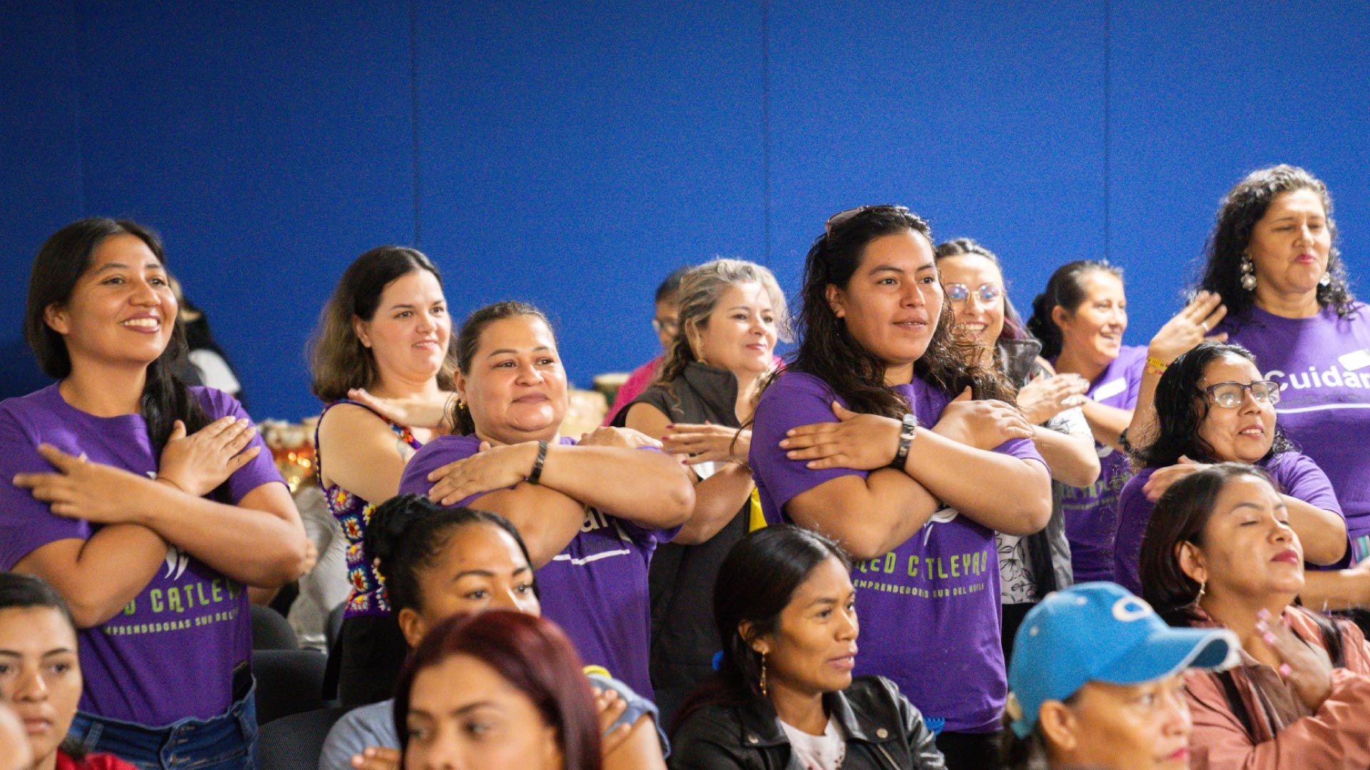 mujeres con los brazos cruzados