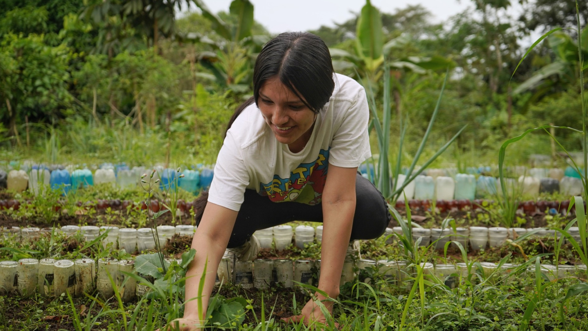 mujer cultivando