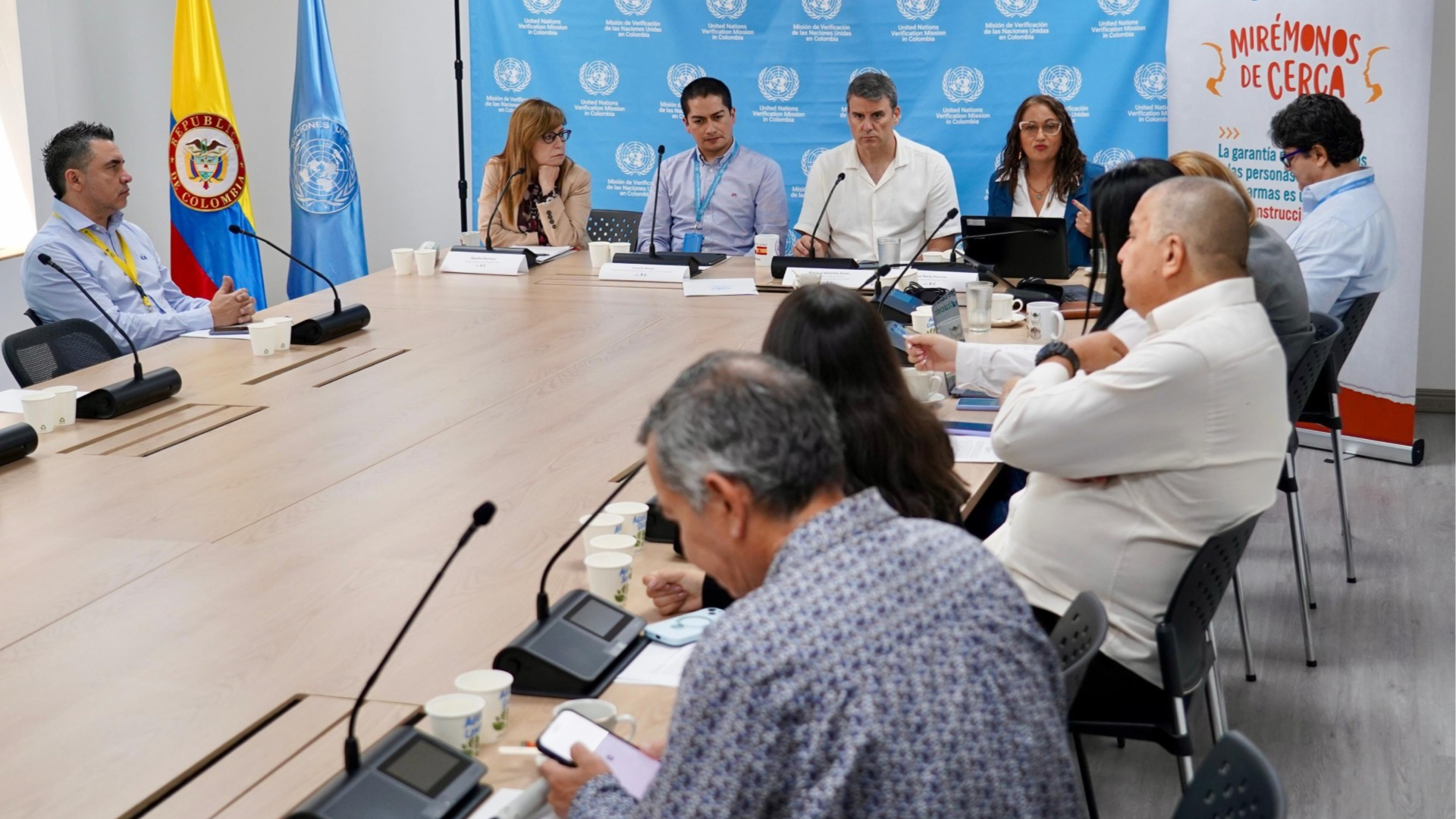 personas reunidas en sala de juntas