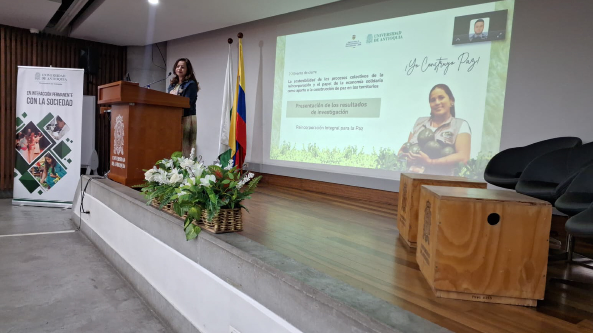 Directora de la ARN dando conferencia