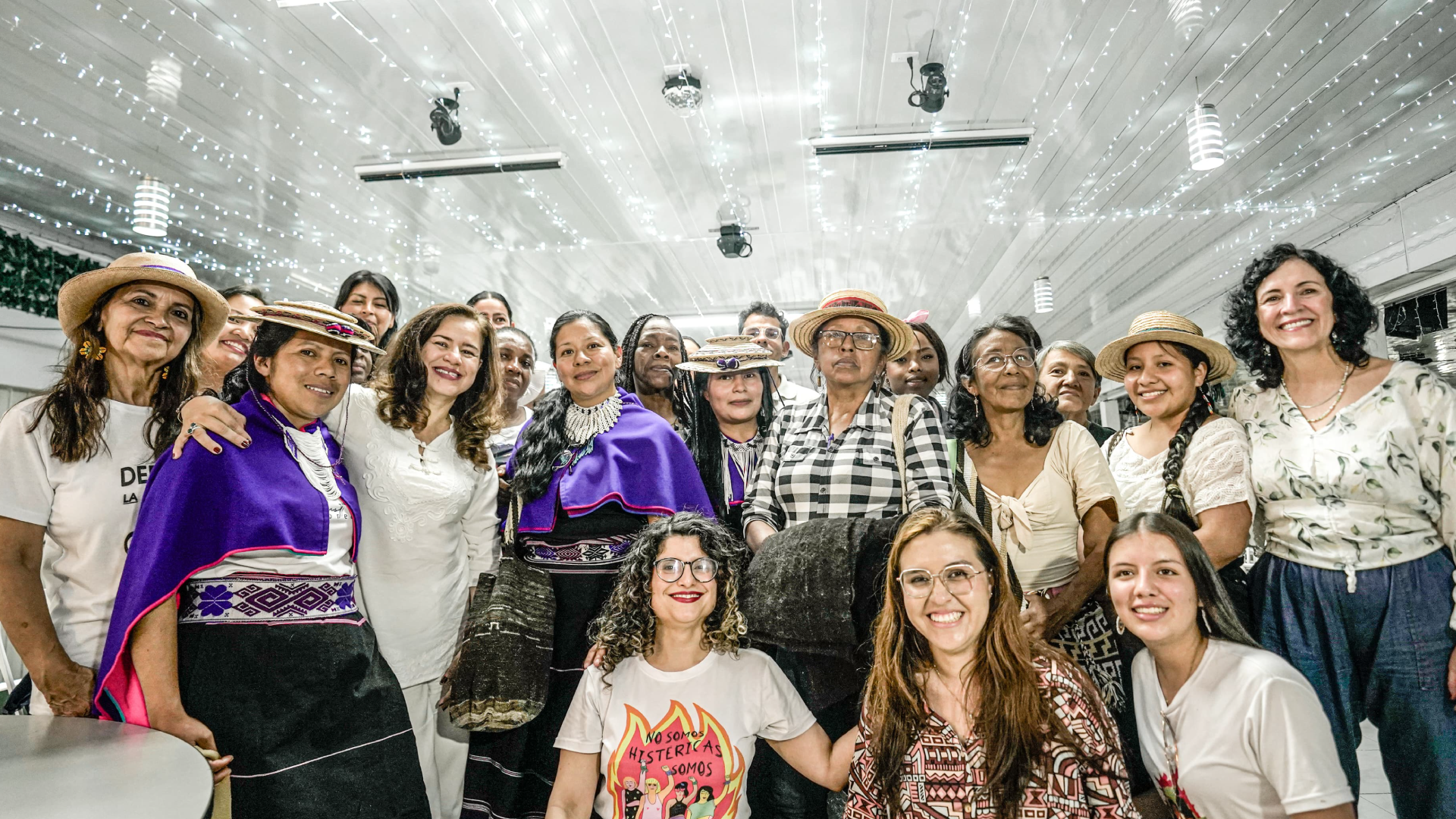 mujeres posando en foto de foto de mujeres