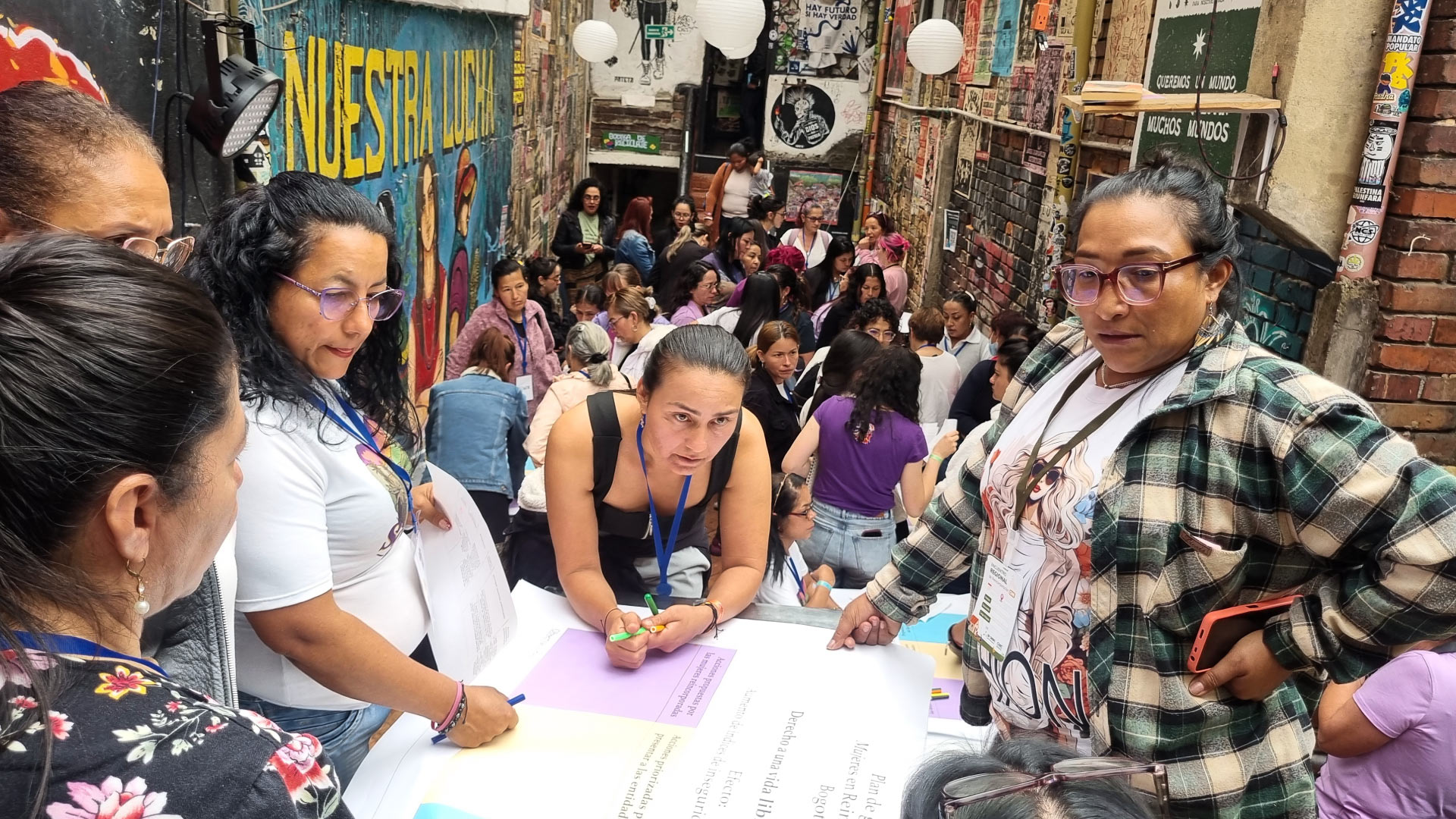 grupo de mujeres reunidas