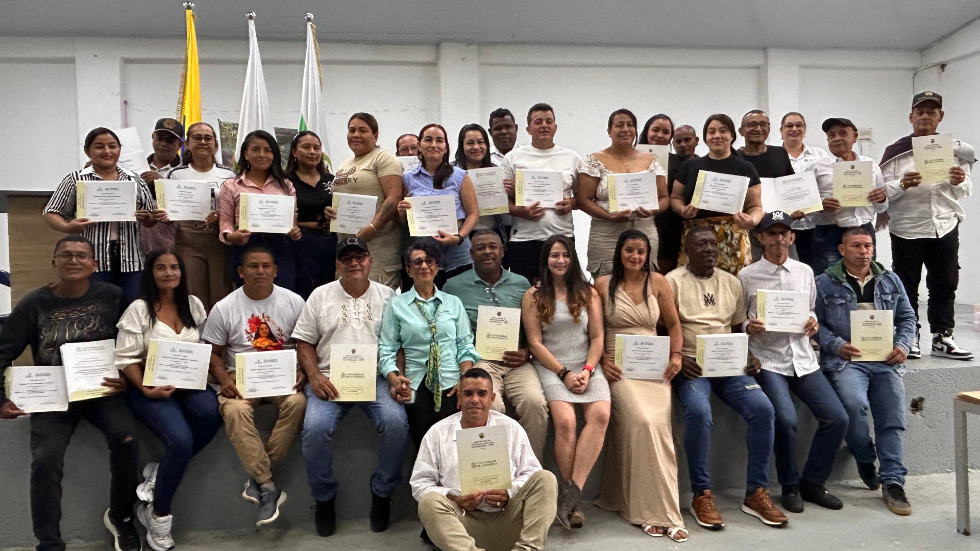 grupo de personas, posando con diplomas de graduación
