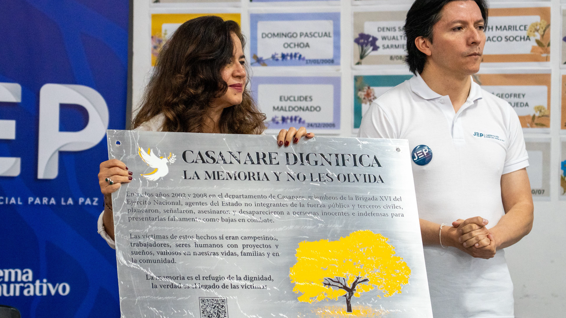 directora de ARN con letrero de Casanare Dignifica la memoria y no les olvida