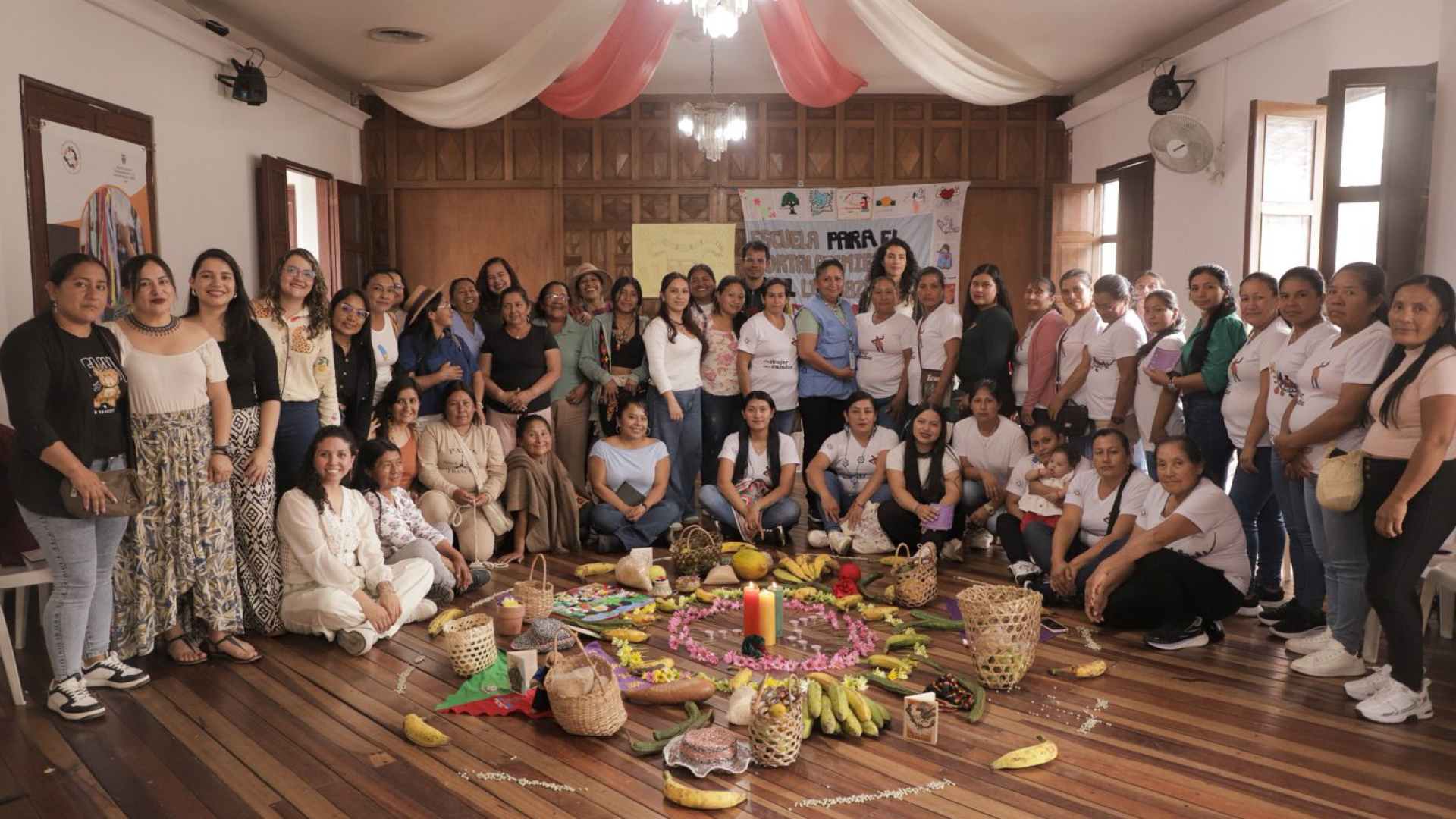 mujeres reunidas posando para foto