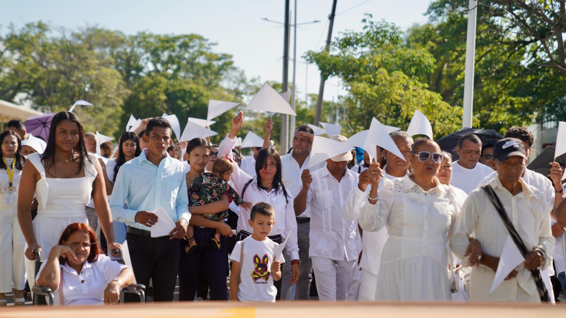 marcha de personas vestidos de blanco con banderas blancas