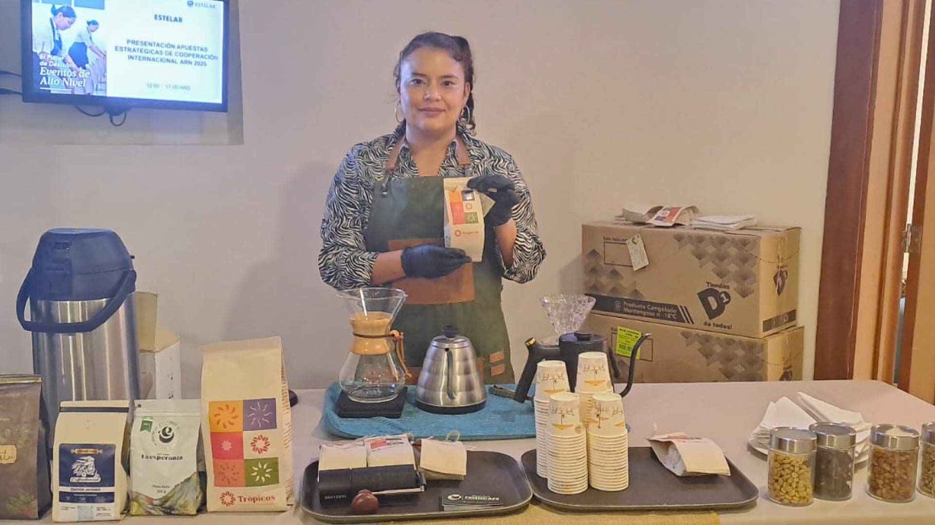 mujer con empaque de café en las manos