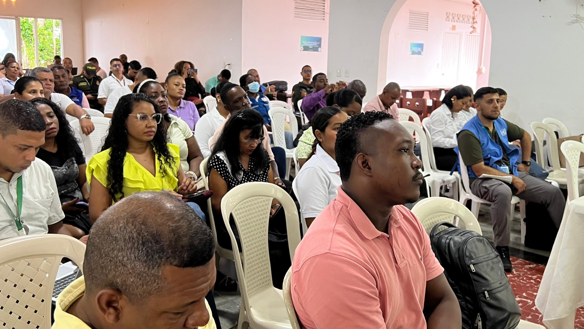 grupo de personas reunidas en conversatorio