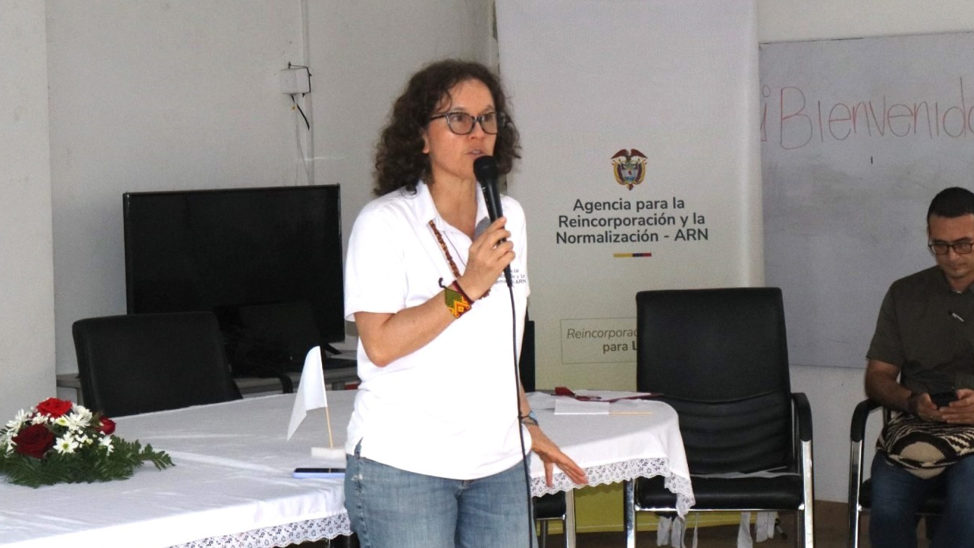 mujer hablando por microfono