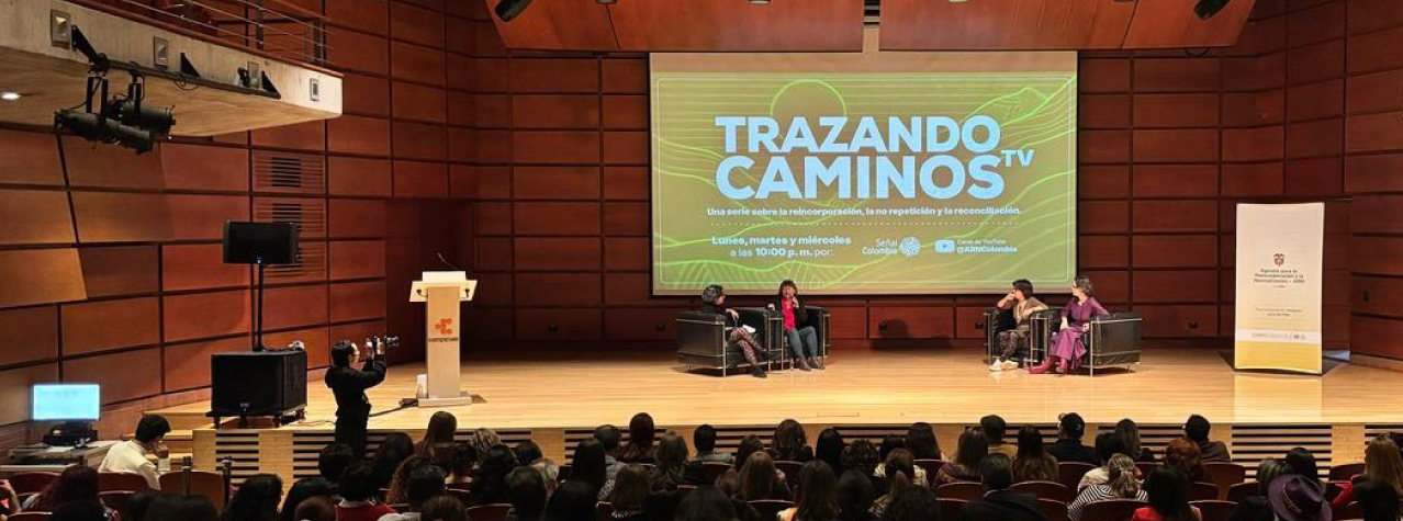 Personas en un escenario. Oras personas poniendo atención a las personas que están en el escenario