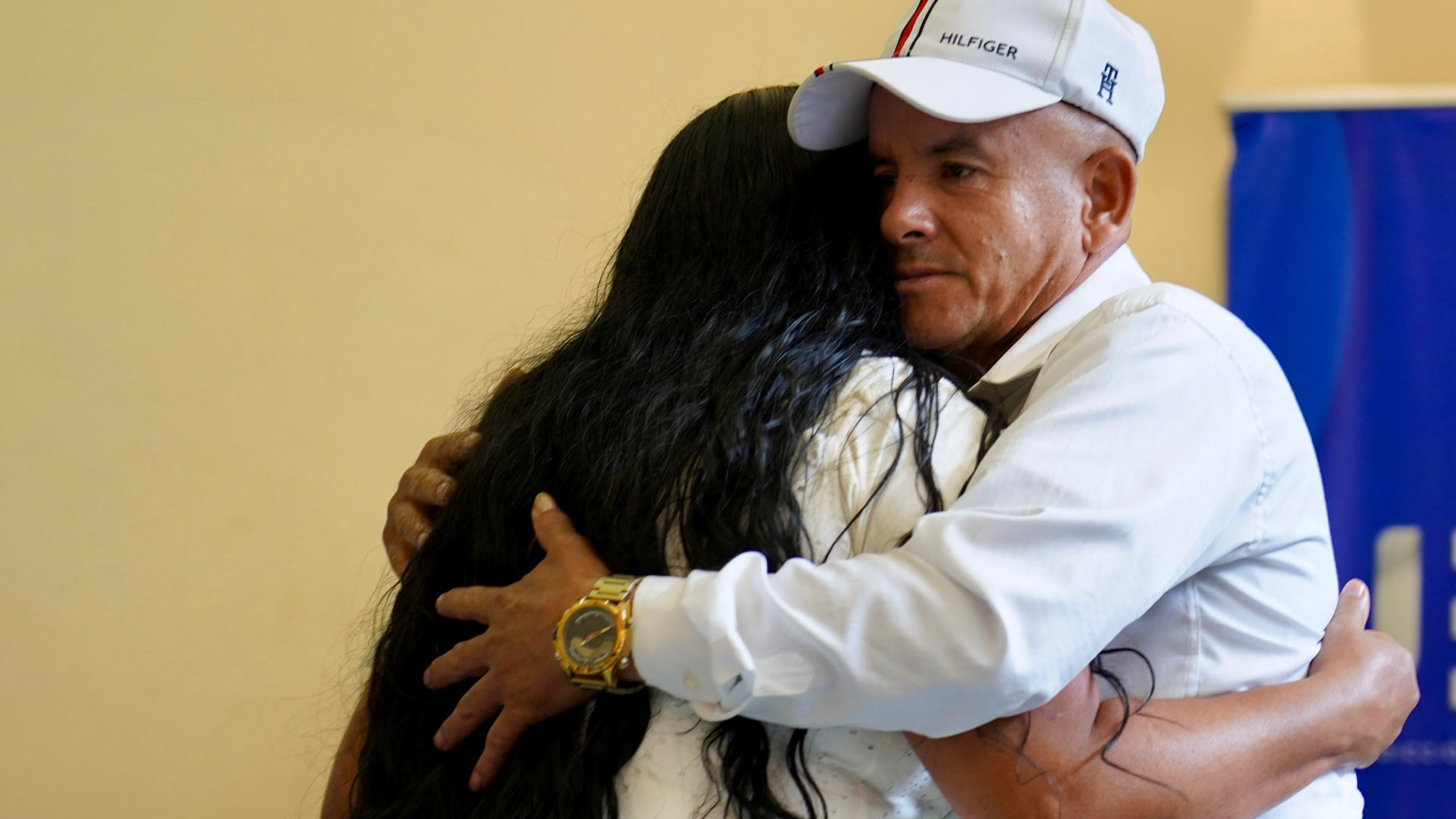 abrazo entre firmante de paz y victima del conflico
