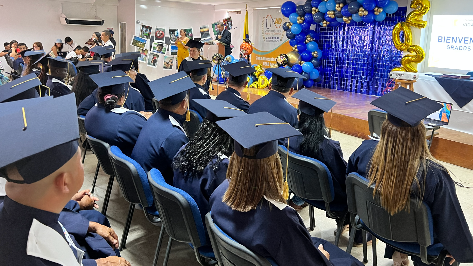 Personas recibiendo el grado por la UNAD