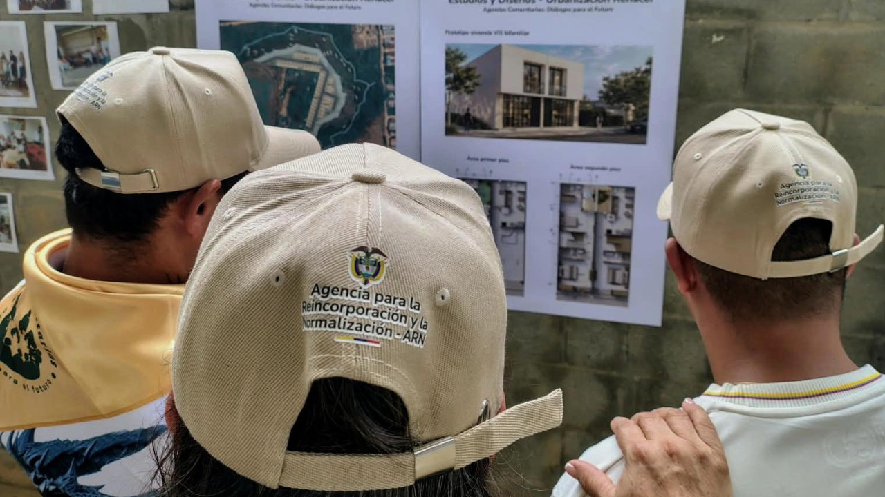 Participantes del proceso de reincorporación observan propuestas arquitectónicas para un proyecto de vivienda en Chaparral