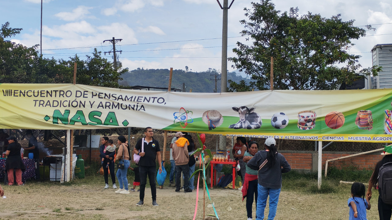 Firmantes de paz y miembros de la comunidad participan en un bazar de trueque durante el Encuentro de Pensamiento.