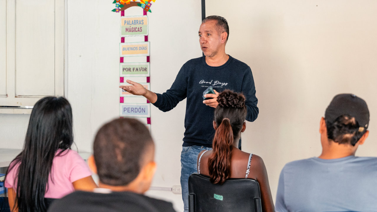 Profesional de la ARN orienta una jornada de acompañamiento con personas en proceso de reintegración en un espacio de formación.