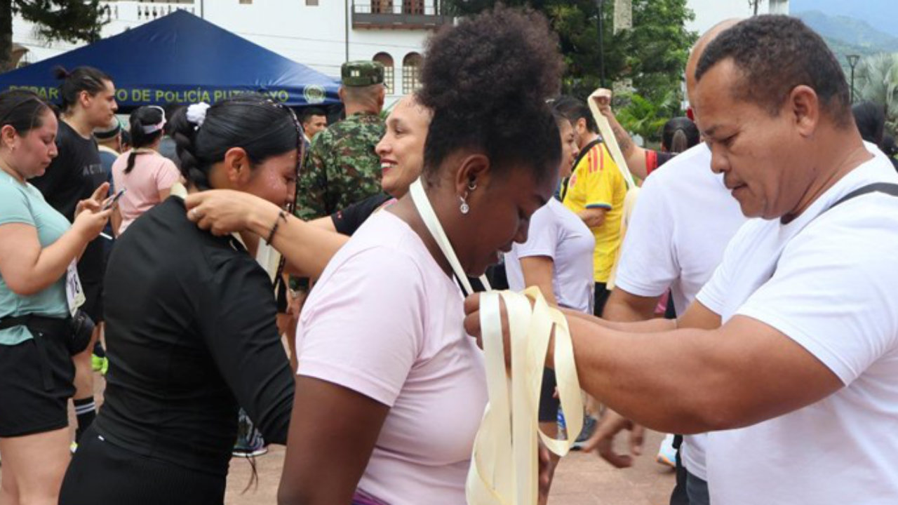 Participantes reciben medallas durante una jornada deportiva de la Semana por la Paz en Putumayo.