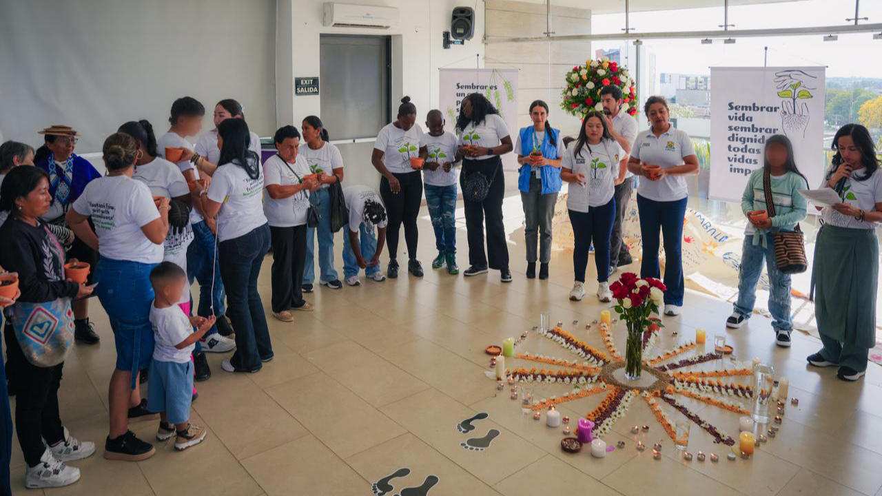 Imagen de acto de memoria y reconciliación con familias de firmantes de paz en el Cauca.
