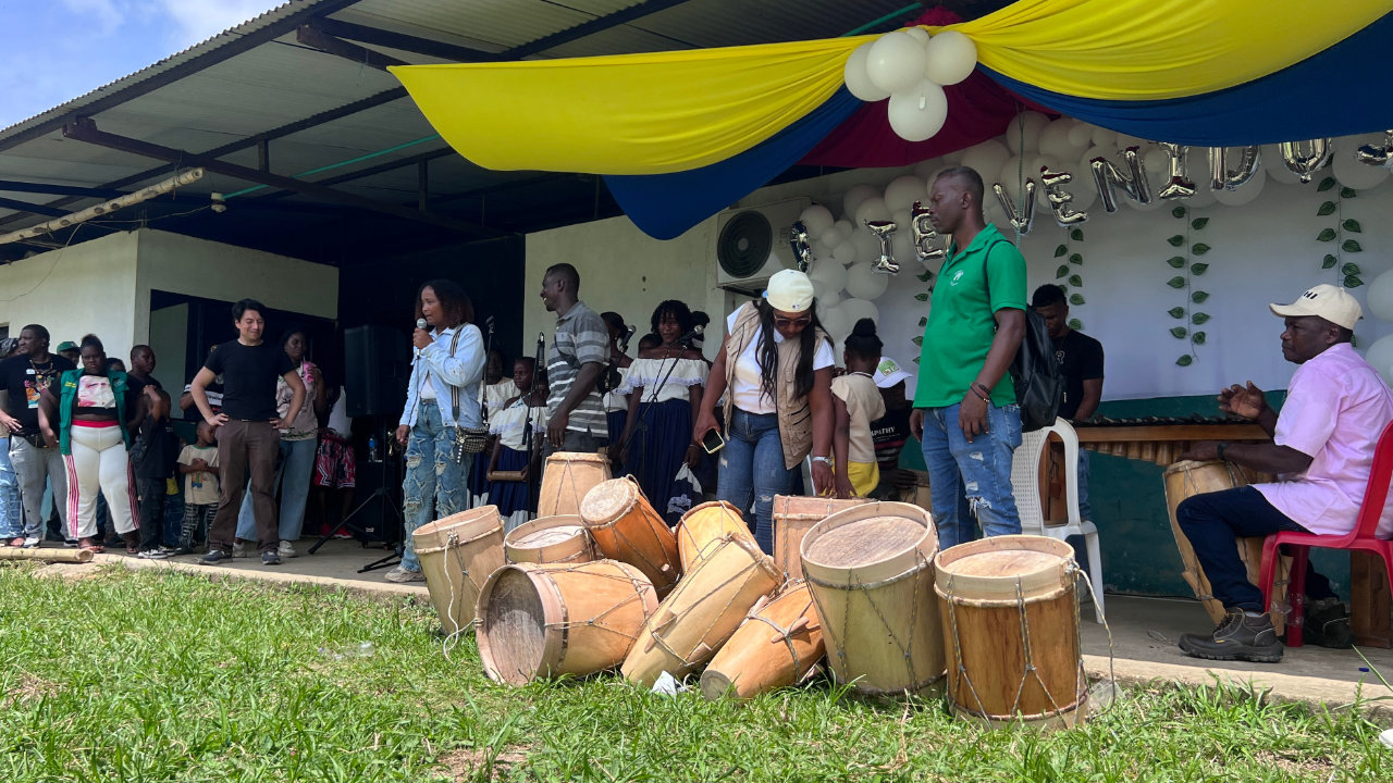 Actividad comunitaria en El Charco, Nariño, donde habitantes y firmantes de paz participan en una jornada cultural