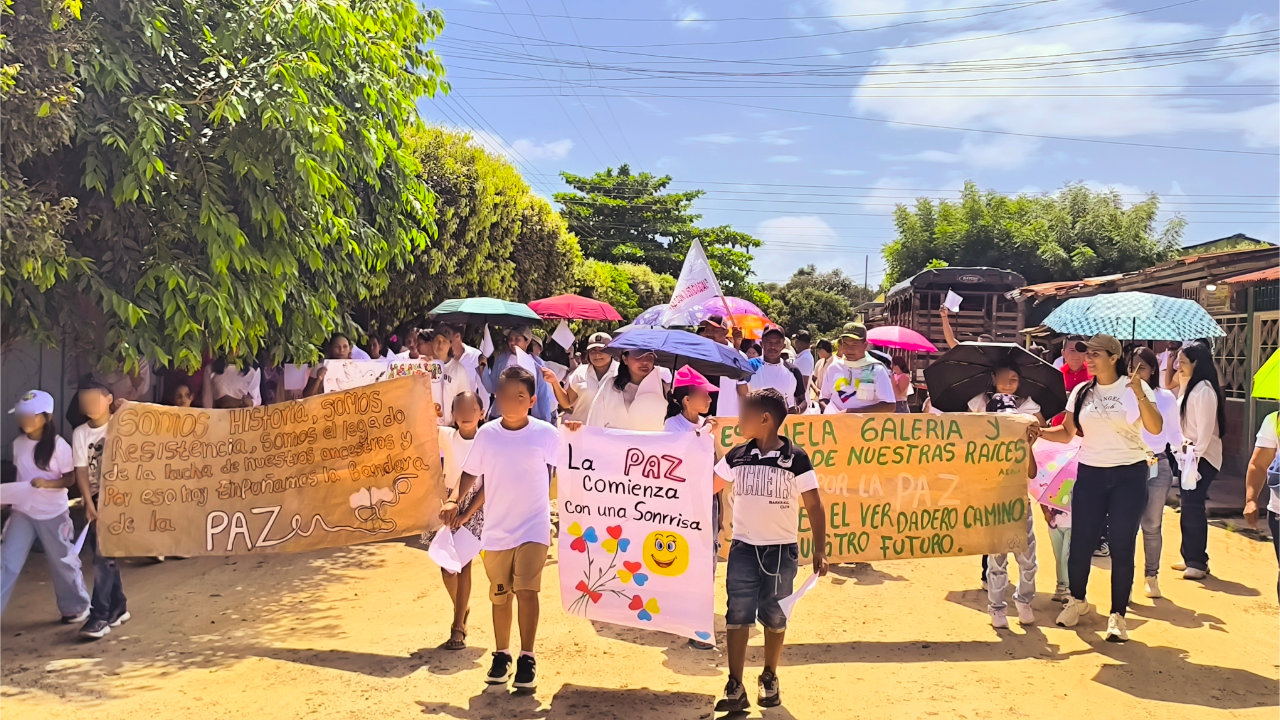 Comunidad, niñas, niños y firmantes de paz participan en una caminata por la Semana por la Paz en Arauca