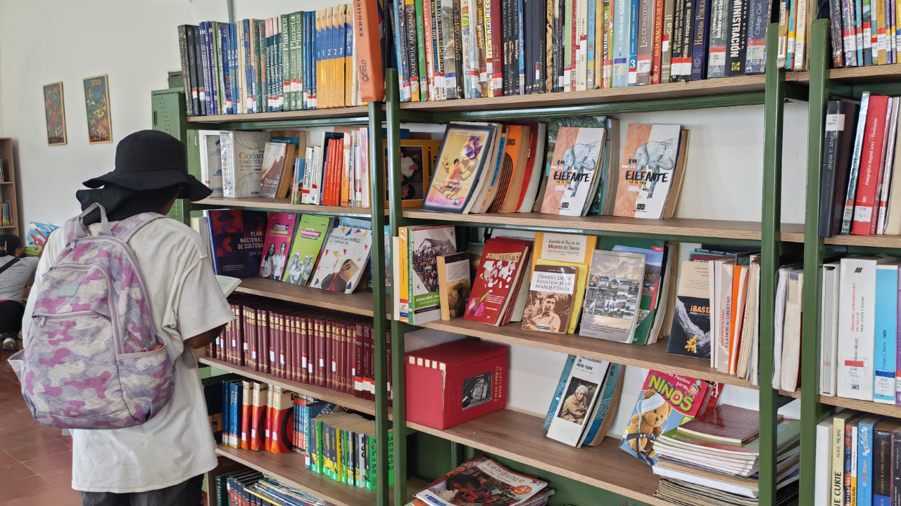 Persona recorre una biblioteca comunitaria creada como espacio de memoria, cultura y reconciliación en Cauca.