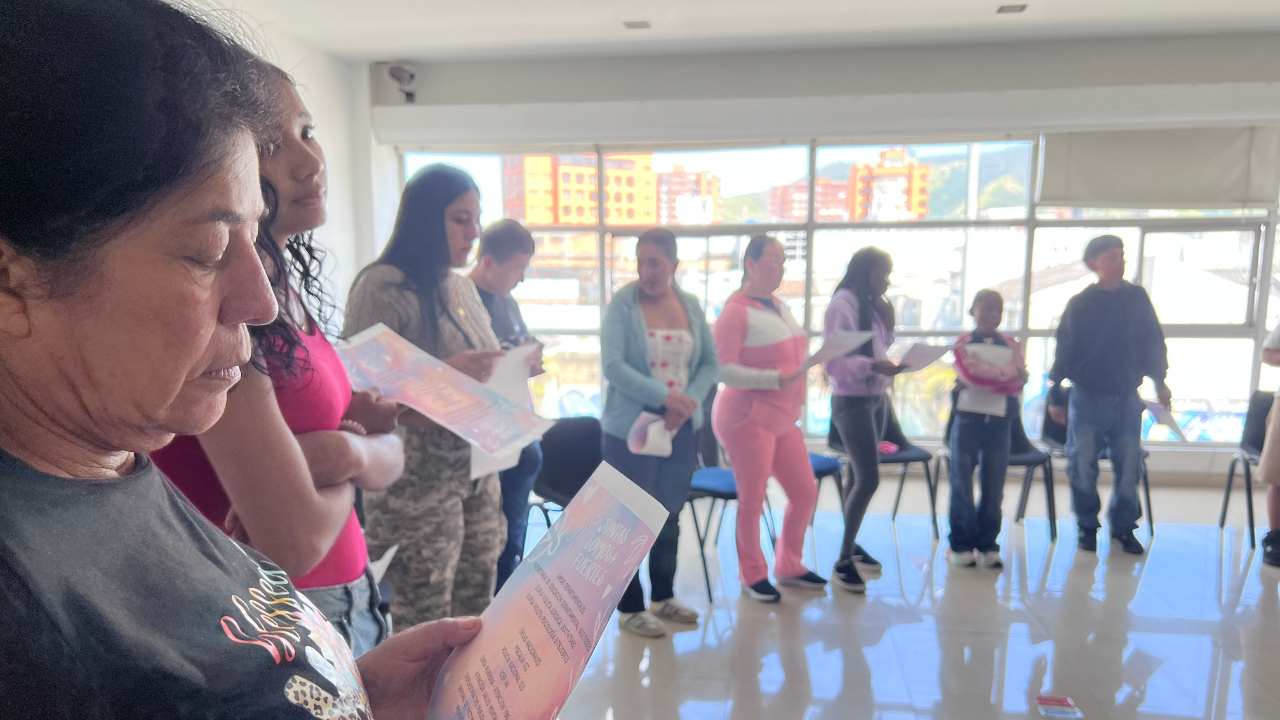 Grupo de mujeres participando en un espacio de encuentro y formación comunitaria en Nariño