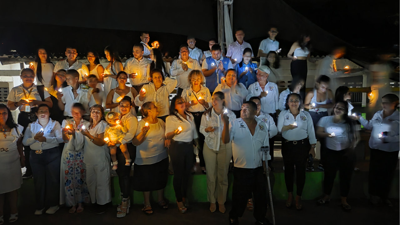 Firmantes de paz y miembros de la comunidad participan en un acto simbólico de perdón y reconciliación en El Doncello, Caquetá