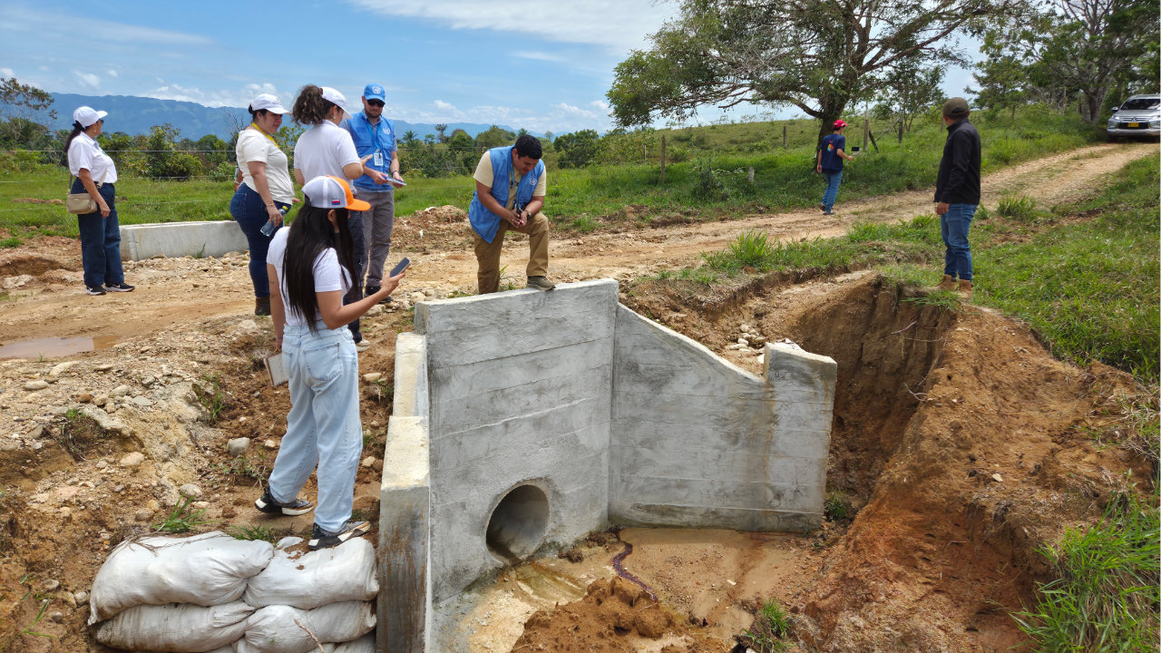 Equipo de la ARN realiza seguimiento a una obra comunitaria que fortalece la reincorporación y los proyectos de vida de firmante