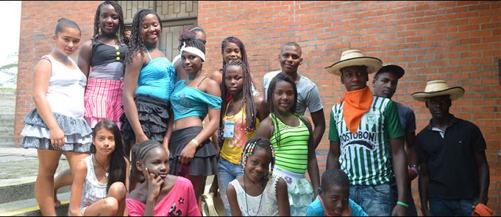 Presentación. El Grupo Sabor y Color del Pacífico es una de las organizaciones juveniles que ayuda a prevenir el reclutamiento infantil, beneficiando a más de 15 niños y niñas de la comuna Villa Santana.