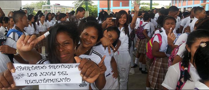 NIÑOS Y NIÑAS DE APARTADÓ ANTIOQUIA EN LAS ACTIVIDADES DEL DÍA CONTRA EL RECLUTAMIENTO DE LA NIÑEZ Y JUVENTUD AL CONFLICTO ARMADO. FOTO: ACR L COMUNICACIONES