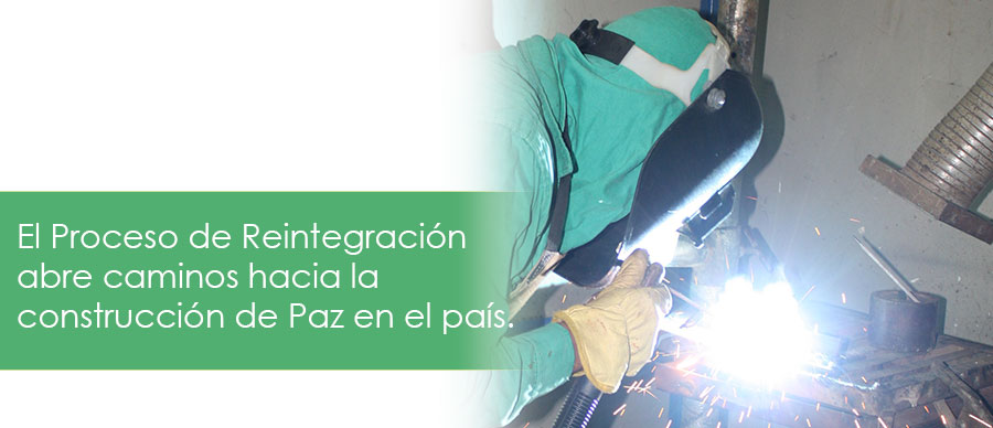 PERSONA DESMOVILIZADA EN PROCESO DE REINTEGRACIÓN FORJA DISEÑOS POR LA PAZ Y LA RECONCILIACIÓN. FOTO: ACR L COMUNICACIONES.