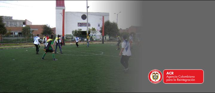 PERSONAS EN PROCESO DE REINTEGRACIÓN COMPARTEN CON SUS FAMILIAS DURANTE UNA JORNADA RECREATIVA Y DEPORTIVA, EN EL PARQUE EL TRÉBOL. FOTO: ACR L COMUNICACIONES