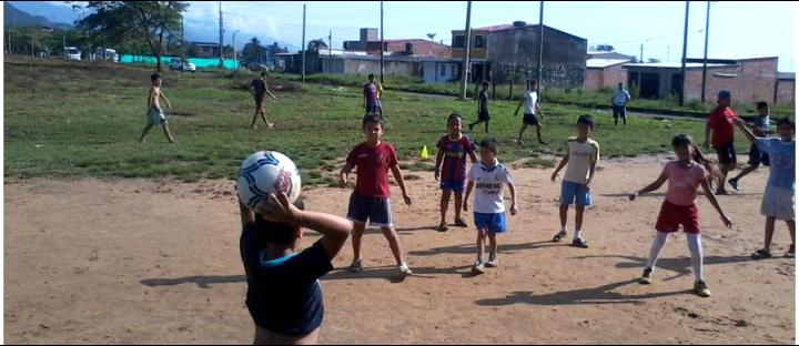 NIÑOS Y NIÑAS EN UN ENTRENAMIENTO EN EL BARRIO CIUDAD PORFÍA.