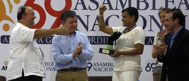 KATY, QUIEN LLEVA 8 AÑOS EN EL PROCESO DE REINTEGRACIÓN, RECIBIÓ EL PREMIO ‘CARLOS ARTURO ÁNGEL’, DURANTE LA ASAMBLEA DE LA ANDI EN PEREIRA. FOTO: ACR L COMUNICACIONES