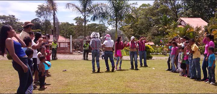 PERSONAS EN PROCESO DE REINTEGRACIÓN EN EL META, COMPARTIERON CON FAMILIARES JORNADA DE ESPARCIMIENTO Y PROMOCIÓN DE VALORES. FOTO: ACR L CENTRO DE SERVICIOS VILLAVICENCIO