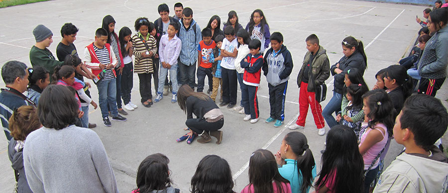 IMPACTO. LOS NIÑOS INTEGRAN EL GRUPO DE TEATRO ARLEQUÍN Y SE BENEFICIAN CON LA ESTRATEGIA DE PREVENCIÓN DEL RECLUTAMIENTO. FOTO: ACR L COMUNICACIONES