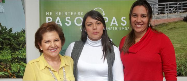 DE IZQUIERDA A DERECHA, LUZ A. ZULUAGA, COORDINADORA DE ATENCIÓN A POBLACIÓN VULNERABLE DEL GRUPO ÉXITO, EDNA PIEDAD NOVOA, PROFESIONAL REINTEGRADORA DEL CENTRO DE SERVICIOS ACR EN ENGATIVÁ Y ANA M. MENDOZA, LÍDER DEL CENTRO DE SERVICIOS ACR EN ENGATIVÁ.