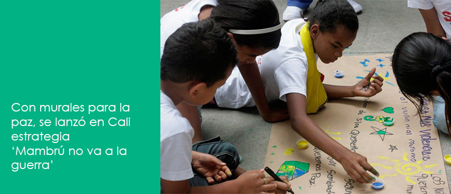 LO NIÑOS ESCRIBIERON MENSAJES E HICIERON DIBUJOS ALUSIVOS A LA PAZ DURANTE EL LANZAMIENTO DE LA SEGUNDA FASE DE LA ESTRATEGIA DE PREVENCIÓN DEL RECLUTAMIENTO INFANTIL EN CALI. FOTO: ACR L COMUNICACIONES