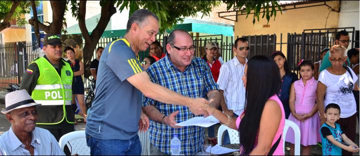 DE IZQUIERDA A DERECHA: FREDDY SOCARRÁS REALES, ALCALDE DE VALLEDUPAR Y EDUARDO SANTOS, LIDER DEL CENTRO DE SERVICIOS DE LA ACR EN VALLEDUPAR.