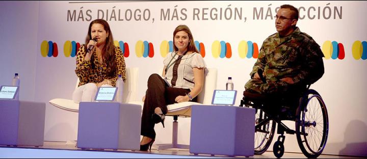 DE IZQUIERDA A DERECHA: LILIANA SALAZAR, EJEMPLO DE VIDA; XIMENA BOTERO, COORDINADORA DE RECONCILIACIÓN COLOMBIA Y EL SARGENTO FRANCISCO PEDRAZA, EJEMPLO DE VIDA. FOTO: RECONCILIACIÓN COLOMBIA.