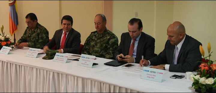 FOTO: DE IZQUIERDA A DERECHA: TENIENTE CORONEL, JAVIER CARVAJAL; ESNEYDER CORTÉS, DIRECTOR PROGRAMÁTICO DE REINTEGRACIÓN; MAYOR GENERAL, GERMÁN SAAVEDRA; DIRECTOR GENERAL ACR, ALEJANDRO EDER Y EL CORONEL (RA) JORGE PÁEZ.