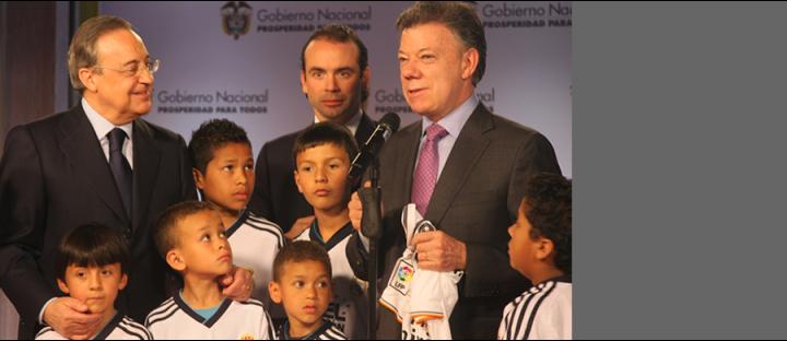 EL PRESIDENTE DE LA REPÚBLICA, JUAN MANUEL SANTOS CALDERÓN, ACOMPAÑADO POR EL PRESIDENTE DEL REAL MADRID, FLORENTINO PÉREZ Y EL DIRECTOR GENERAL DE LA ACR, ALEJANDRO EDER, LANZARON LA 