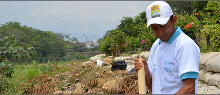 CARLOS SÁNCHEZ* HACE PARTE DEL GRUPO DE PERSONAS QUE REALIZAN ACCIONES DE SERVICIO SOCIAL EN EL RÍO PAMPLONITA. FOTO: RODRÍGO SANDOVAL
