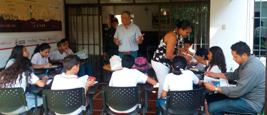 Estudiantes en Cali se acercan al proceso de reintegración